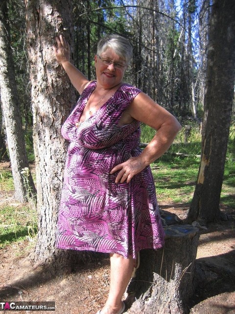 Fat granny Girdle Goddess loses her purple outfit in the woods and poses nude | Фото 6