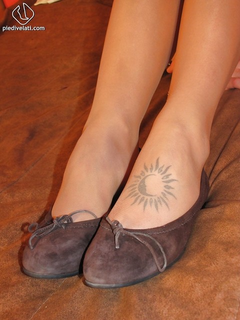 Cute babe Carla will gladly show you her cute tattoo on her foot | Фото 2