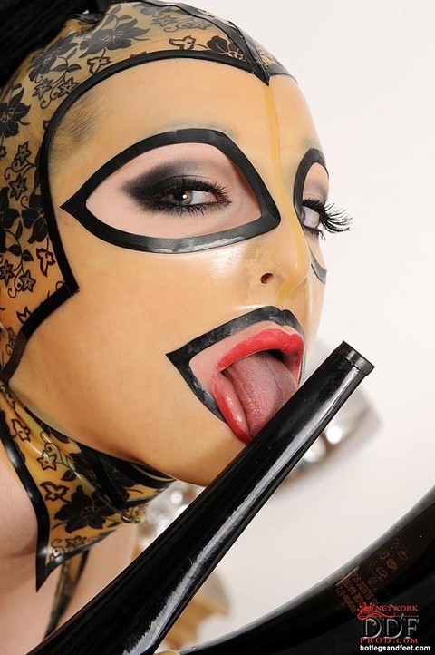 Solo model Latex Lucy licks a stiletto heel after freeing her boobs from a bra | Фото 13