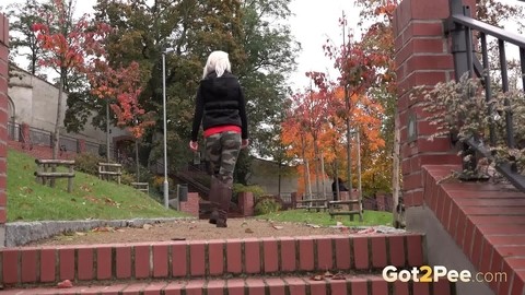 Blonde chick Licky Lex pulls down her tights for a quick pee while in public | Фото 15