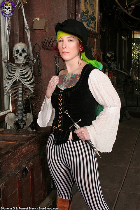 Tattooed redhead Zelda ditches pirate attire to pose nude in boots and a hat | Фото 7