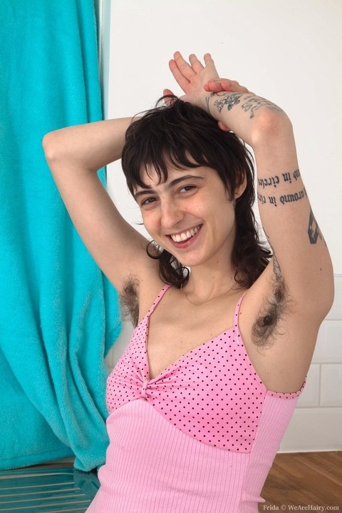 Inked amateur Frida shows her hairy underarms and bush in the nude | Фото 1