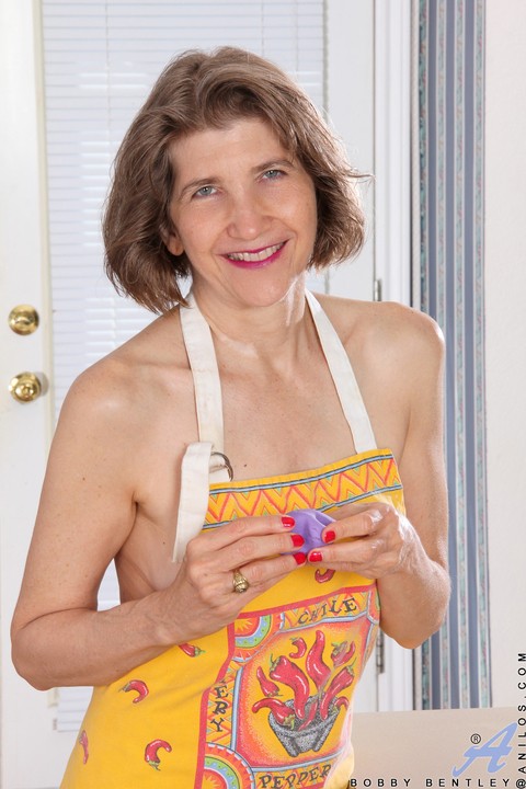 Sassy mature housewife Bobby Bentley toys with a rolling pin wearing an apron | Фото 1