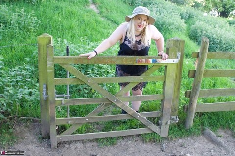 Blonde BBW makes her nude debut under a tree in a safari hat | Фото 1