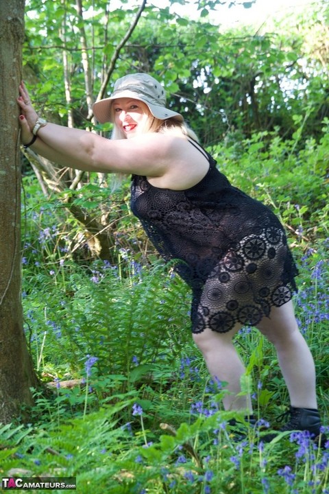 Blonde BBW makes her nude debut under a tree in a safari hat