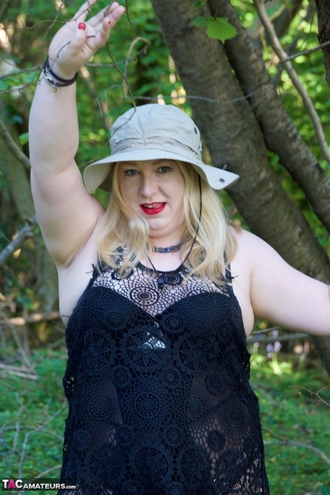 Blonde BBW makes her nude debut under a tree in a safari hat | Фото 3