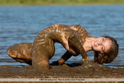 Flexible girl Adele rinses off in a river after getting covered in mud | Фото 11