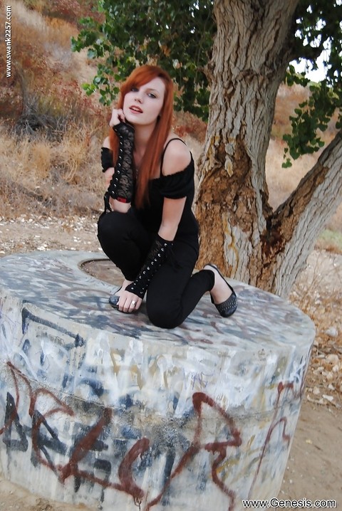 Redhead punk chick Nicci Vice showing off natural tits in forest | Фото 1