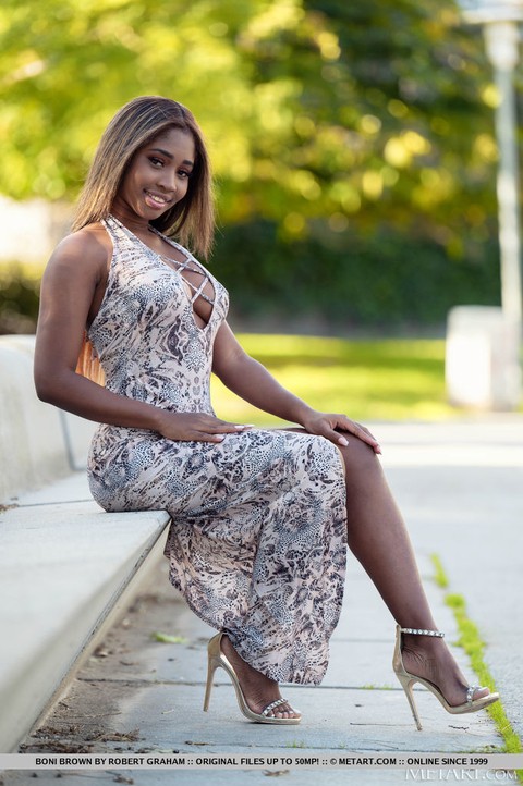 Hot ebony teen Boni Brown sets her toned body free of a long dress | Фото 4