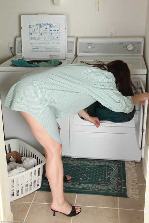 Mature housewife Celeste Carpenter masturbates in front of the washing machine | Фото 1