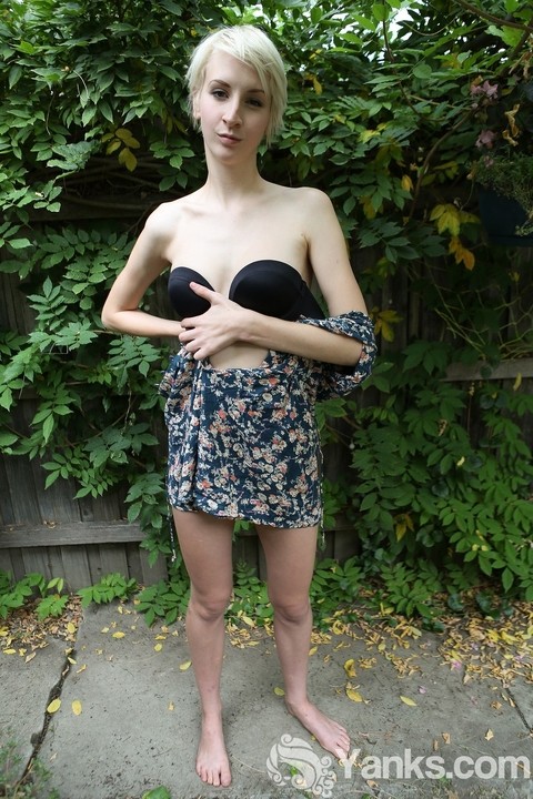 Skinny short haired doll Nazz getting naked and rubbing her snatch outdoors | Фото 4