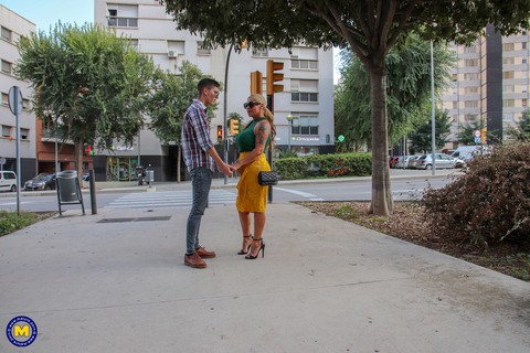 Colombian MILF with big breasts Alexa Blun kissing a random guy on the street | Фото 1