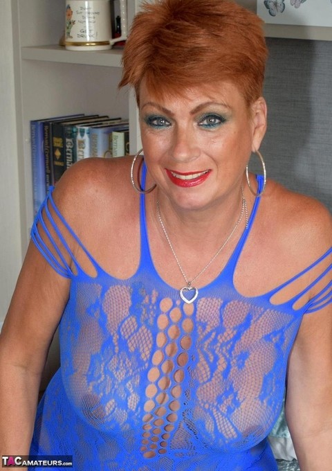 Mature redhead Dimonty sets her tits and twat free of lingerie in stockings | Фото 4