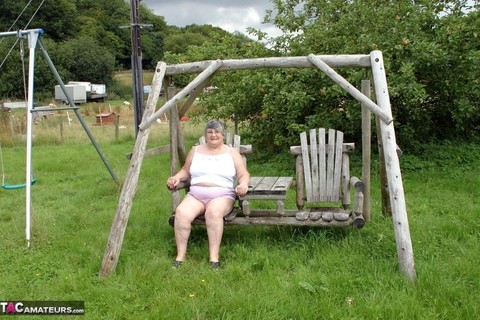 Old British woman Grandma Libby exposes her boobs on a backyard bench swing | Фото 1