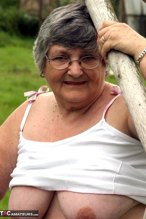 Old British woman Grandma Libby exposes her boobs on a backyard bench swing | Фото 16