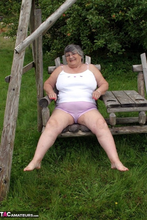 Old British woman Grandma Libby exposes her boobs on a backyard bench swing | Фото 2