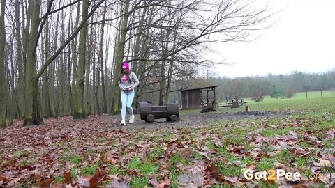 Caucasian chick takes a badly needed piss in a wooded location | Фото 1