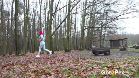 Caucasian chick takes a badly needed piss in a wooded location | Фото 15