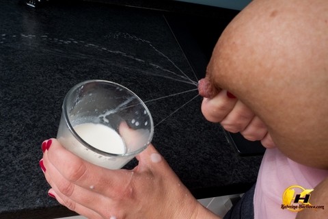 Sexy blonde Katerina Hartlova fills a glass with breast milk in the kitchen | Фото 13