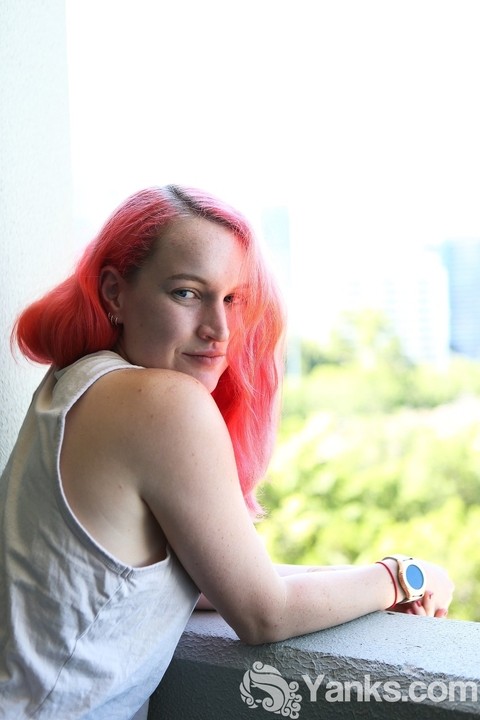 Pink haired Australian doll Sierra Knight strips & shows hot curves on balcony | Фото 3