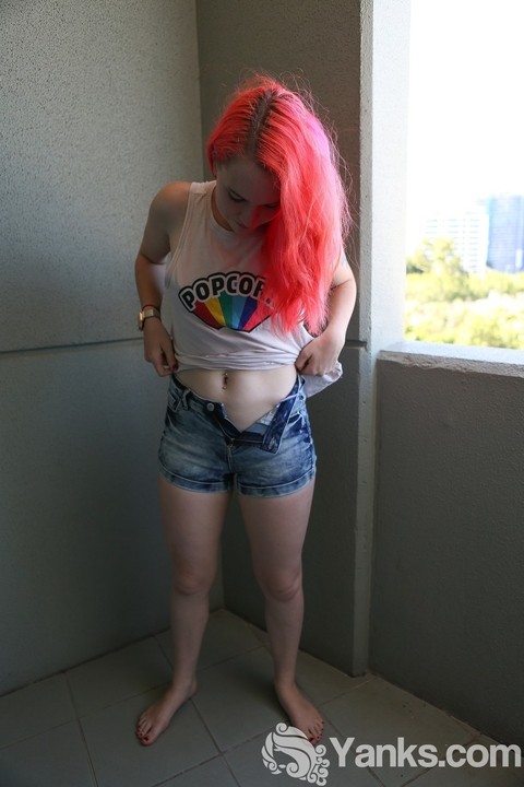 Pink haired Australian doll Sierra Knight strips & shows hot curves on balcony | Фото 6