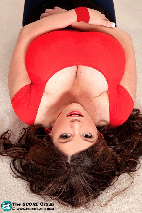 Beautiful BBW Diane Poppos unveils her massive big tits while on her knees | Фото 5