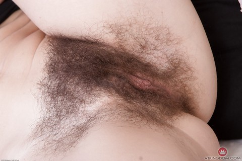 Older fur model Sunshine showing off hairy underarms and bush | Фото 7