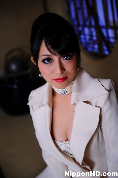 Japanese model exposes her high end brassiere in a business suit and red lips | Фото 2