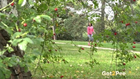 Jogger Lexi Dona can't hold it on her morning run and has to pee in the park