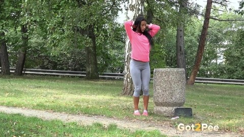 Jogger Lexi Dona can't hold it on her morning run and has to pee in the park | Фото 4