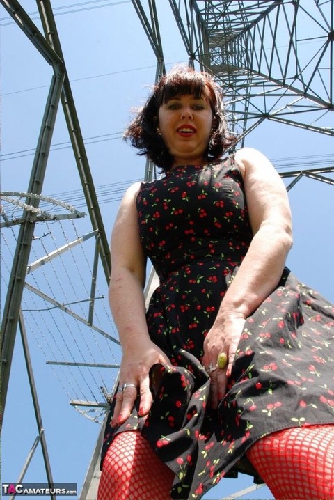 UK amateur Juicey Janey gets naked in heels underneath a hydro tower | Фото 3