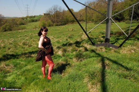 UK amateur Juicey Janey gets naked in heels underneath a hydro tower | Фото 4