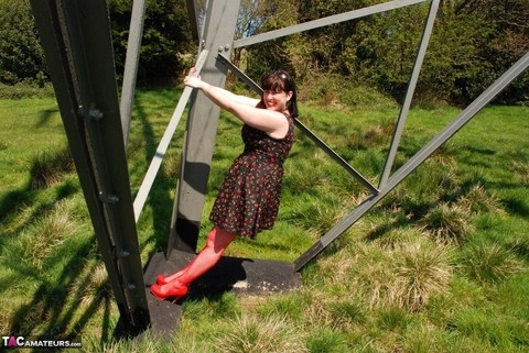 UK amateur Juicey Janey gets naked in heels underneath a hydro tower | Фото 5