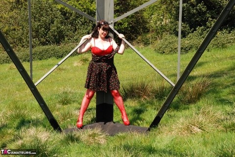 UK amateur Juicey Janey gets naked in heels underneath a hydro tower | Фото 7