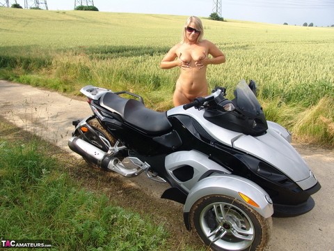 Middle-aged blonde Sweet Susi rides a three wheeled motorcycle while naked | Фото 11