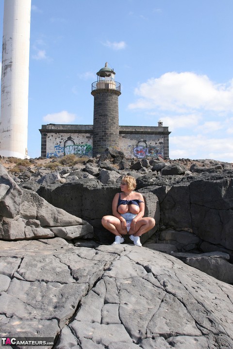 British BBW Curvy Claire exposes her big boobs while visiting a lighthouse | Фото 19