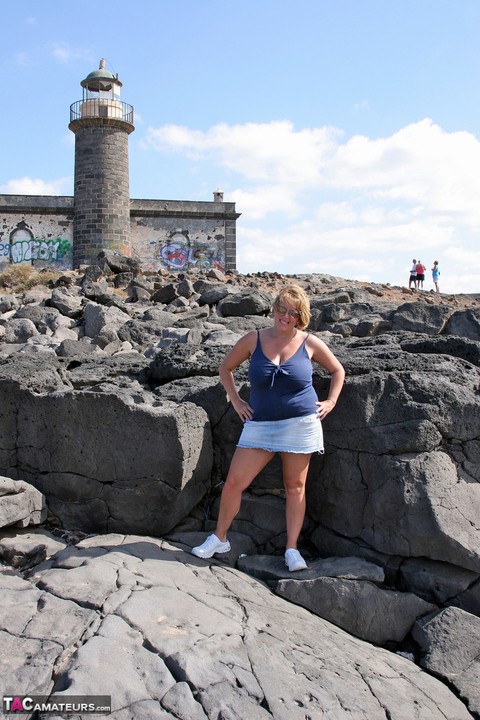 British BBW Curvy Claire exposes her big boobs while visiting a lighthouse | Фото 2