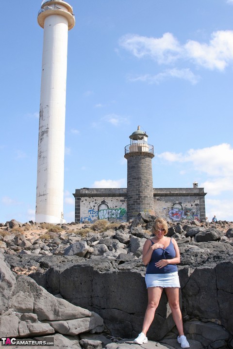 British BBW Curvy Claire exposes her big boobs while visiting a lighthouse | Фото 4