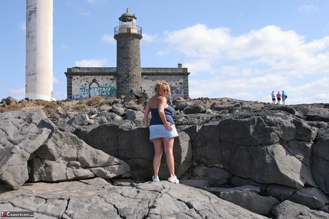 British BBW Curvy Claire exposes her big boobs while visiting a lighthouse | Фото 7