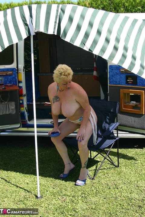 Mature blonde Mary Bitch shows her big tits and pussy outside a B class camper | Фото 11