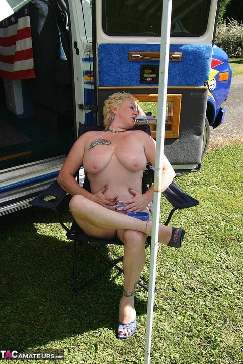 Mature blonde Mary Bitch shows her big tits and pussy outside a B class camper | Фото 18