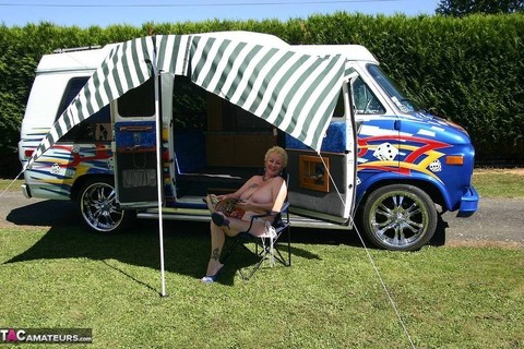 Mature blonde Mary Bitch shows her big tits and pussy outside a B class camper | Фото 4