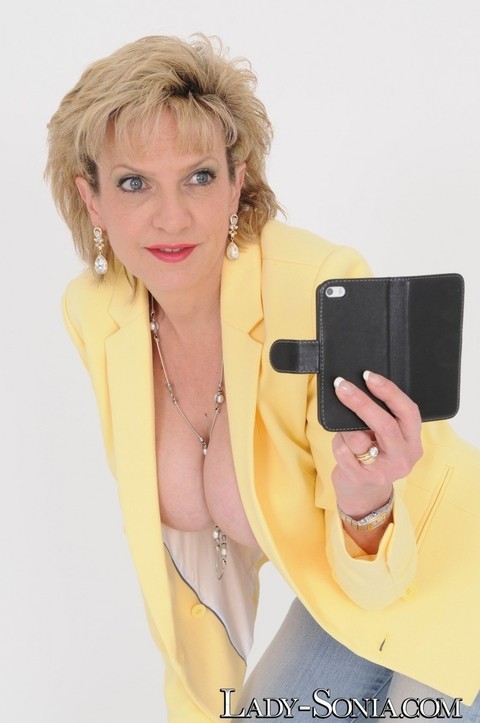 Older UK blonde Lady Sonia takes self shots of her enhanced boobs | Фото 3