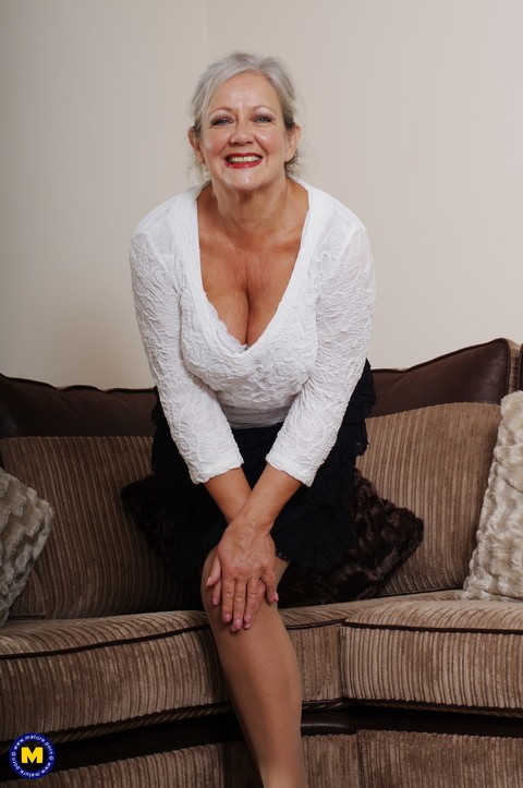 Blonde mature April reveals her big juggs & masturbates with a toy in lingerie | Фото 9