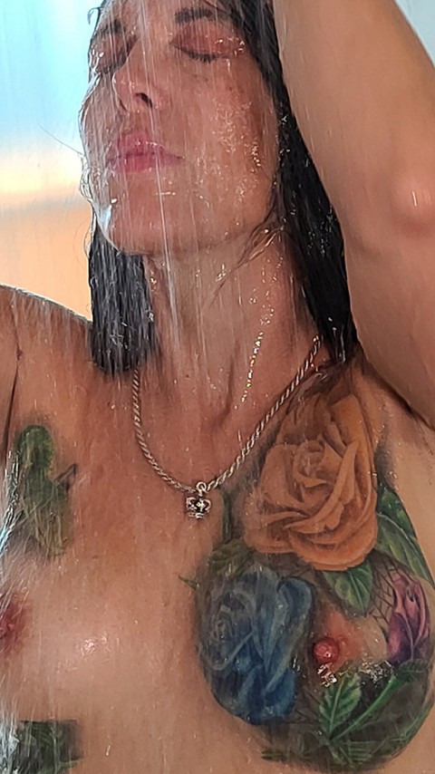 Tatted older woman Marie Bossette highlights her pierced pussy while showering | Фото 15