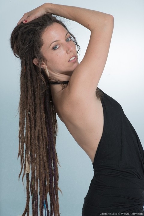 Cutie with dreadlocks Jazmine Skye fingers her hairy bush after striptease | Фото 1