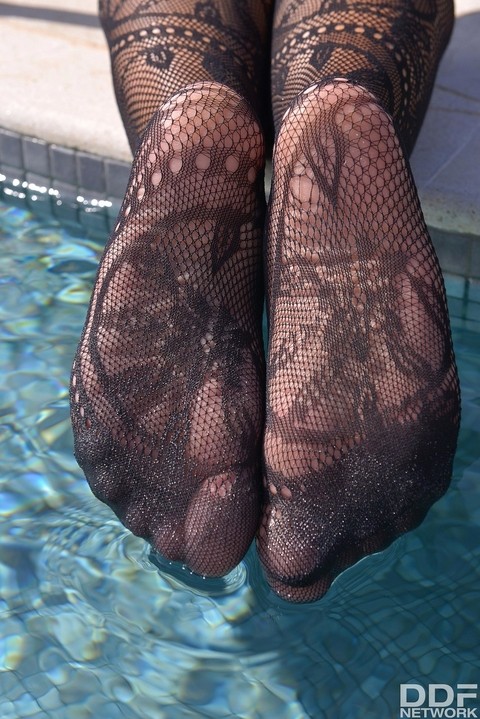 Babes in sexy fishnets Tracy Lindsay and Lucy Li play with a toy in the pool | Фото 6