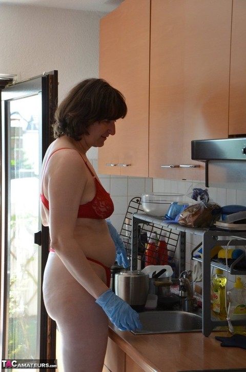 Leggy woman does her housework in bra and thong with matching heels | Фото 10