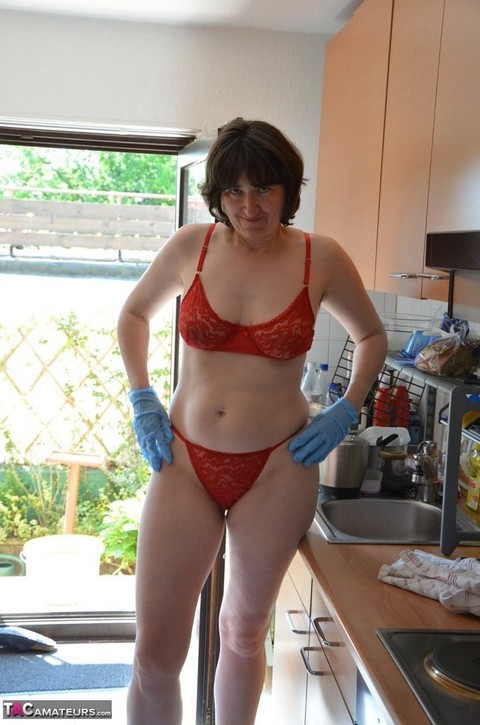 Leggy woman does her housework in bra and thong with matching heels | Фото 19