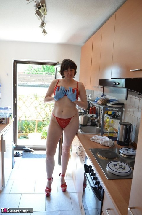 Leggy woman does her housework in bra and thong with matching heels | Фото 20